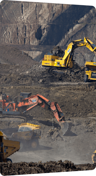Excavatoare lucrând într-o carieră deschisă