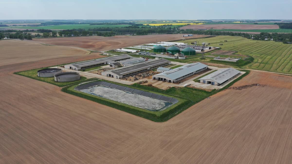 Vedere aeriană a unui amplasament agricol mare cu propria sa instalație energetică