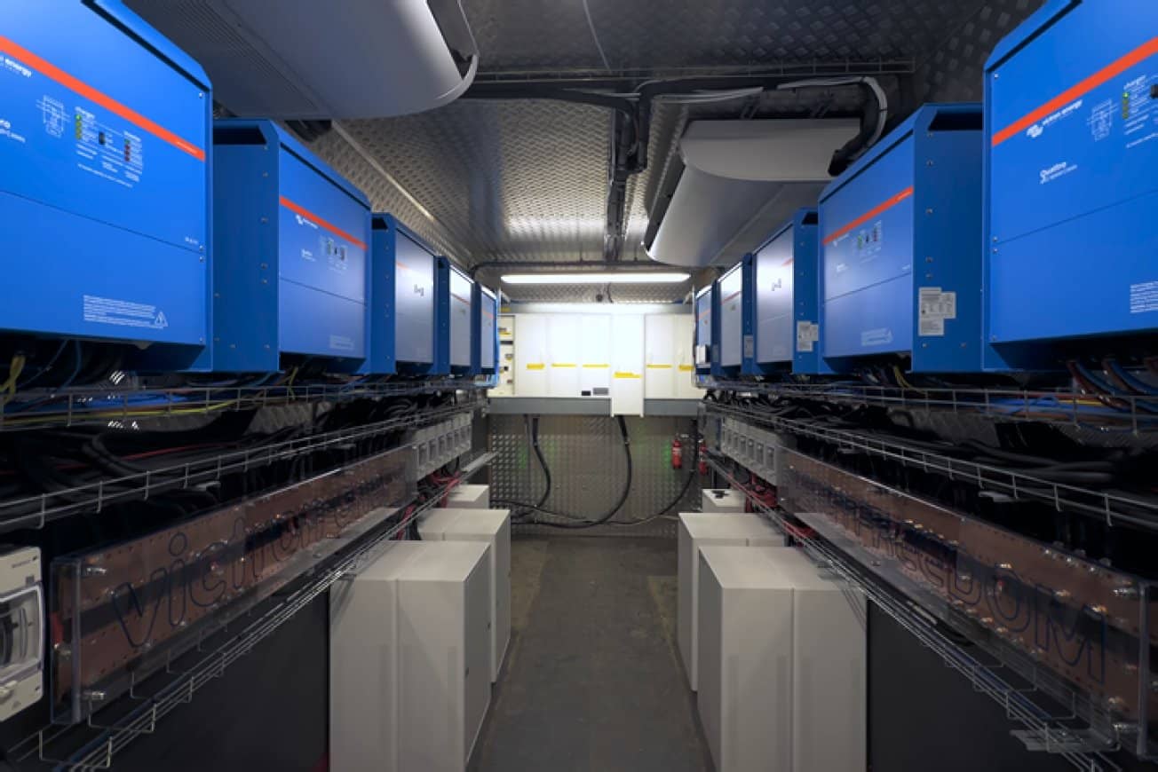 Invertoare/încărcătoare și dulapuri de baterii Victron instalate într-un container microgrid