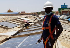 Un supervizor controlează instalarea panourilor fotovoltaice